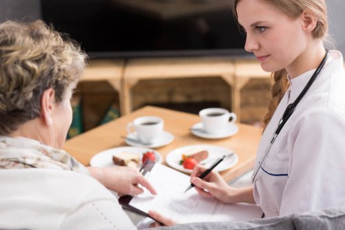 Mulher consultando com médico sobre Anti-hipertensivo