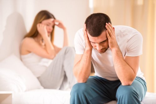 Homem preocupado porque sua mulher esteja sendo infiel