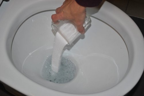 Desinfetar o banheiro com bicarbonato