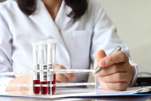 Técnica avaliando o  tipo de sangue