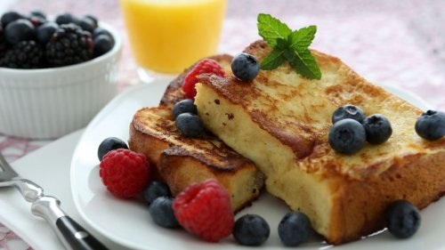 Café da manhã com torradas e frutas