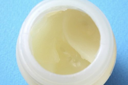 Vaselinapara remover a maquiagem da pele