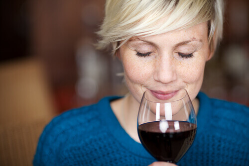 Mulher cheirando vinho
