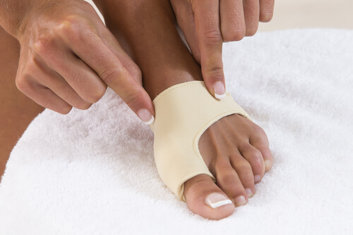 Uso de elásticos para tratar joanetes nos pés