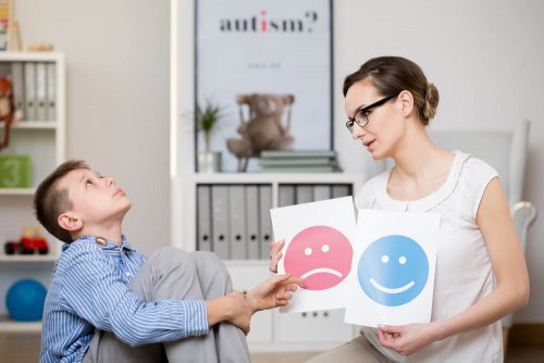 Menino com síndrome de Asperger com psicóloga