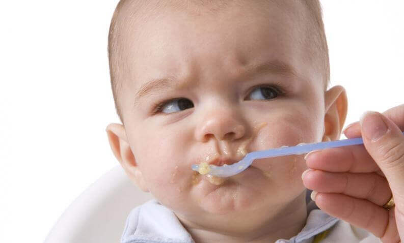 Bebê comendo papinha