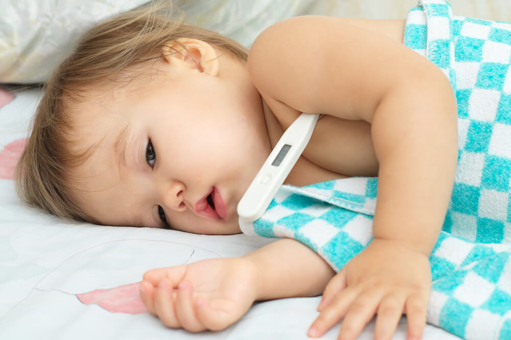 Bebê doente na cama