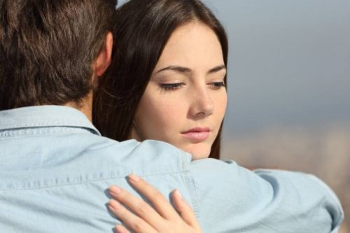 Casal se abraçando e tentando começar de novo