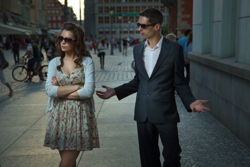 Casal discutindo na rua
