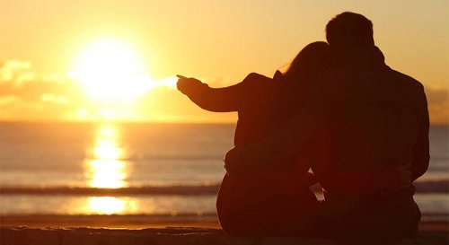 Casal observando o por do sol