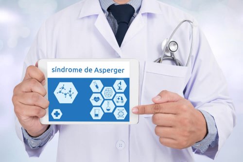 Médico explicando a síndrome de Asperger