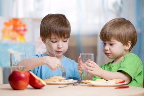 Crianças comendo
