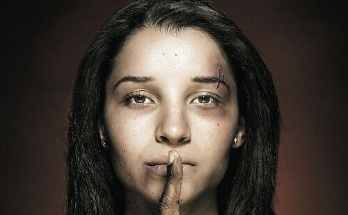 Mulher que não pode falar sobre a violência doméstica que sofreu