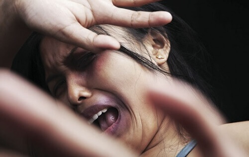 Mulher sofrendo violência doméstica