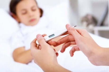 A febre é um dos sintomas da escarlatina ou febre escarlate