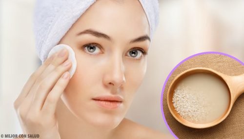 Mulher aplicando tratamento para ter um pescoço jovem, bonito e firme