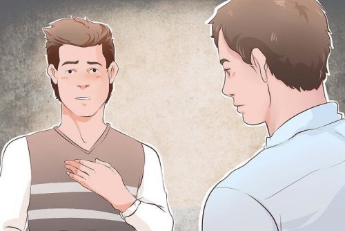 Homem rebendo uma crítica de um amigo