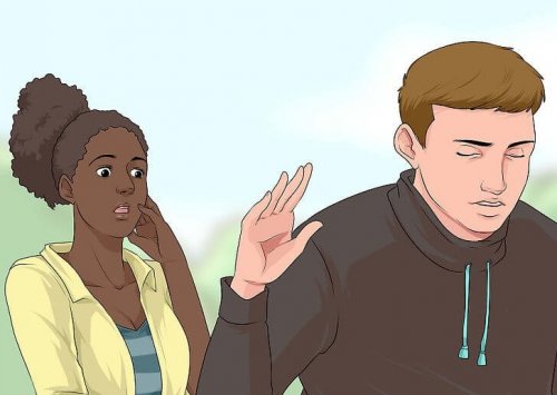 Homem impondo limites e mulher impressionada