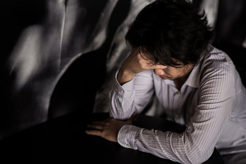 Pessoa com transtorno compulsivo obsessivo preocupada