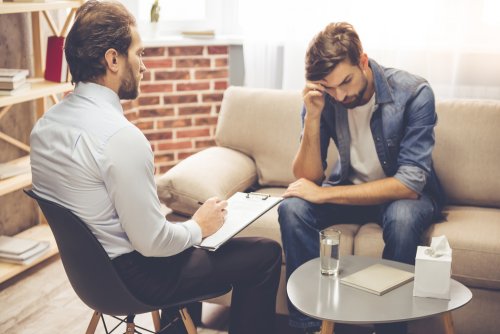 Homem com transtorno compulsivo obsessivo consultando psicologo