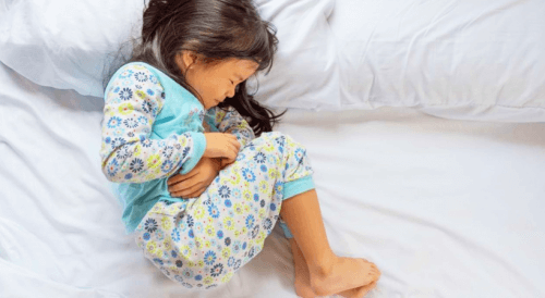 Menina com dor pr causa da infecção urinária