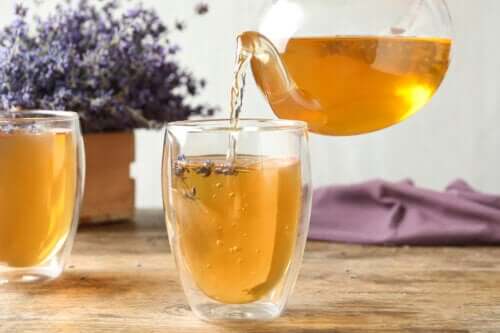 5 infusões naturais para combater a cistite