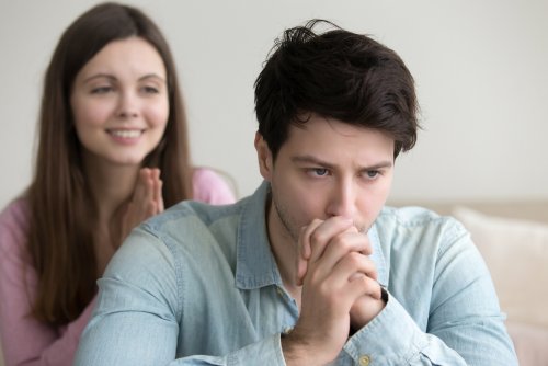 Mulher usando técnica para atrair o homem