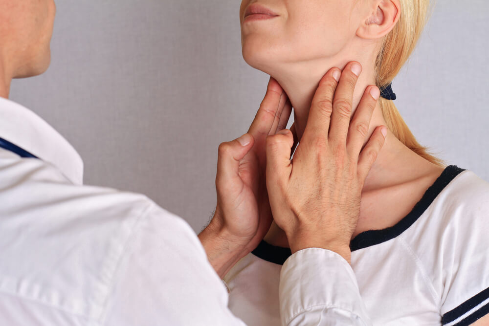 Médico analisando garganta de paciente
