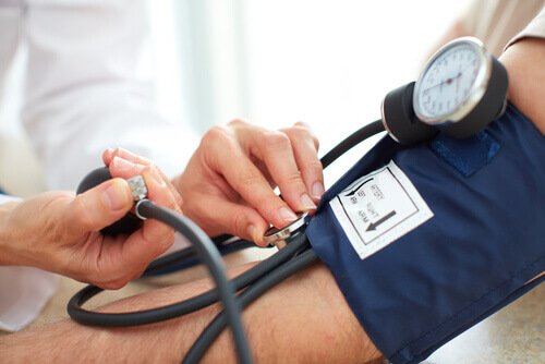 Médico medindo pressão de paciente