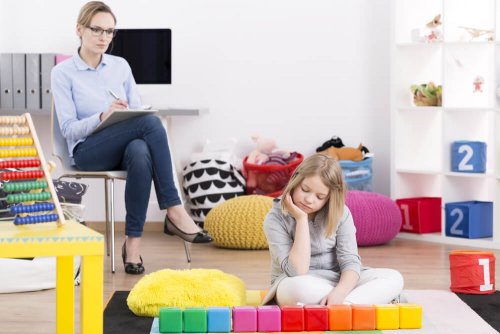 Menina com síndrome de Asperger sentada brincando