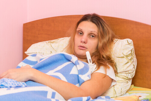 Mulher com febre por causa da pneumonia