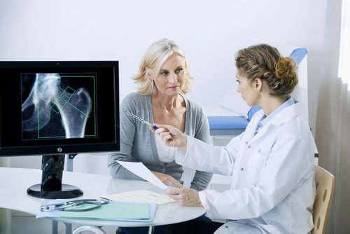 Mulher em consulta para tratar osteoporose