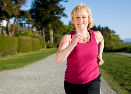 Mulher correndo na menopausa