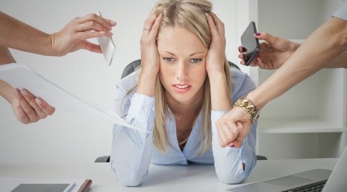 Mulher estressada no trabalho