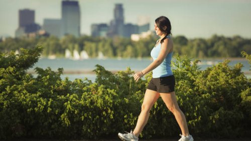 Mulher fazendo sua caminhada diária
