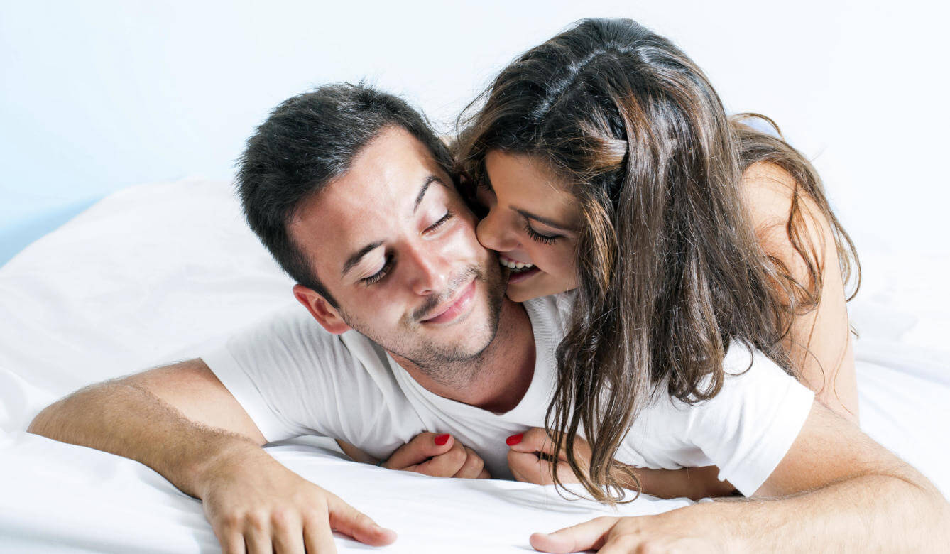 Casal na cama
