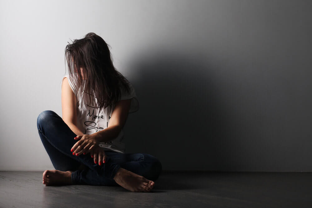 Mulher olhando de lado, com depressão