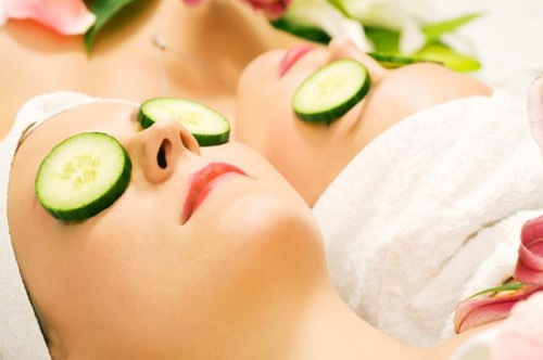 Rodelas de pepino nos olhos para desinchar