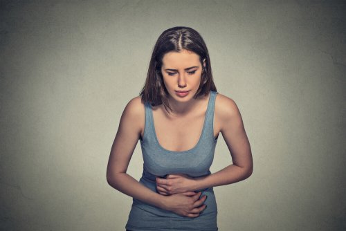 Mulher com dor abdominal por causa da endometriose