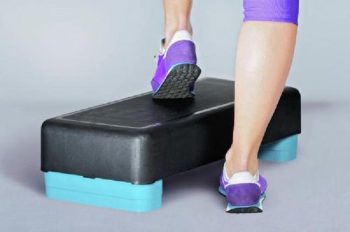 Exercícios com step para fortalecer os joelhos