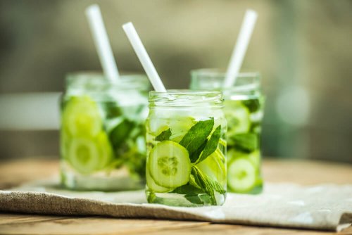 Suco de pepino em frasco com canudo