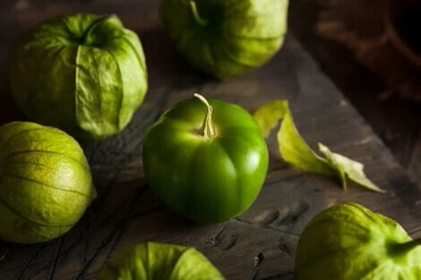 Tomatillos com pele e sem