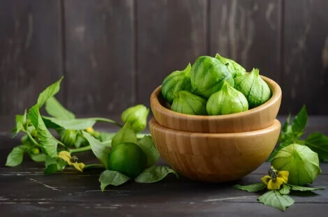 Pote com tomatillos