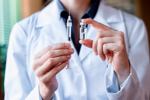 Médico segurando vacina