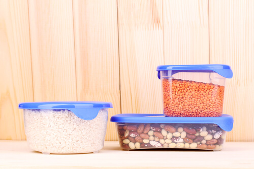 Tupperwares com alimentos