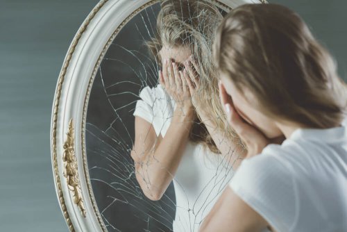 Mulher mentirosa se olhando no espelho envergonhada