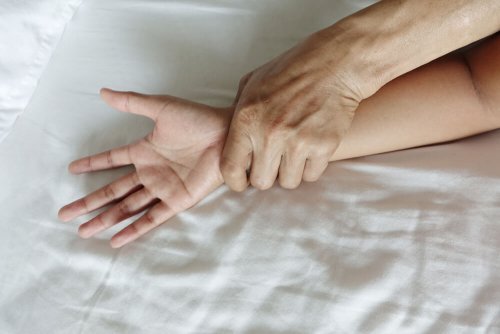 Pessoa vítima de abuso sexual e violação
