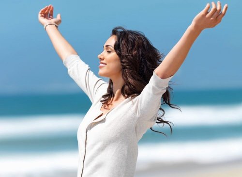 Mulher feliz e cheia de energia