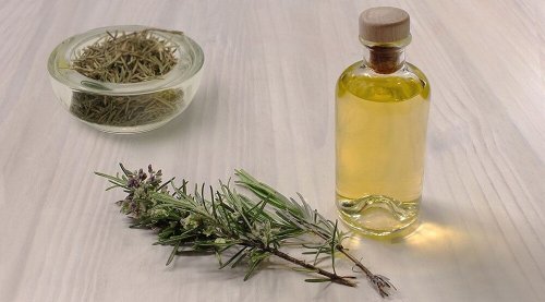 Óleo de alecrim e óleo de bebê para engrossar as sobrancelhas