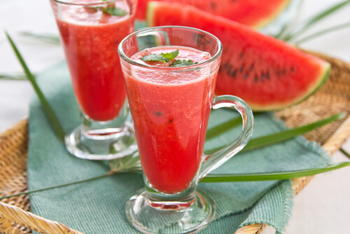 Bebidas desintoxicante de melancia para perder peso